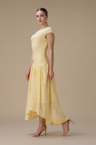 فستان ميدي أصفر بكتف واحد وتنورة غير متماثلة