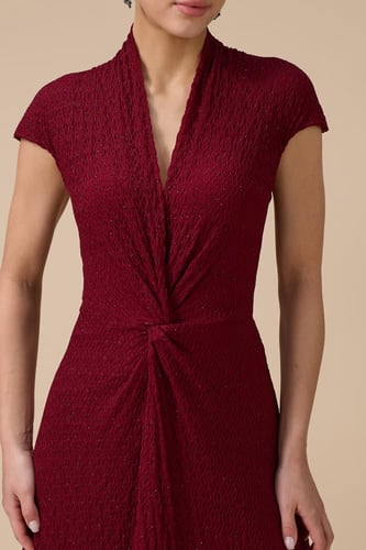 فستان برغندي طويل بقصة ملتفة