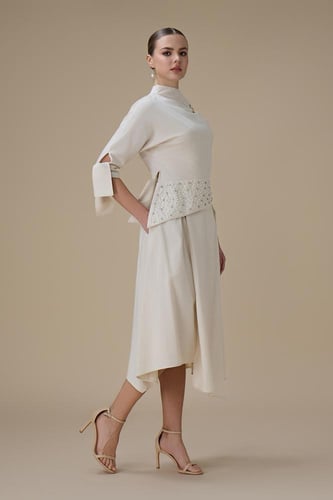 طقم بيج ميدي بتصميم كتف واحد وحزام مطرز باللؤلؤ