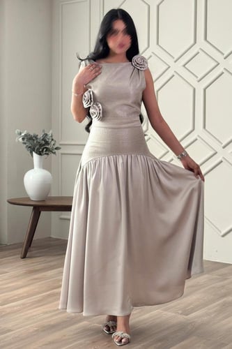 فستان بخصر منخفض مزين ببروش ورد