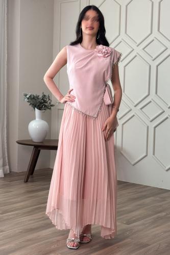 فستان بكسرات ورباط علي الخصر لون وردي