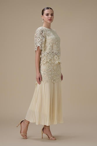 طقم دانتيل سكري مع تنورة بليسيه أنيقة