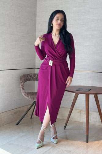 فستان فوشي ميدي بثنيات مزين ببروش