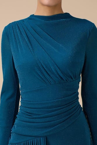 فستان طويل تركواز لامع بكسرات جانبية