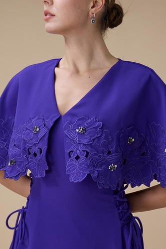 فستان بنفسجي طويل بكاب دانتيل أنيق