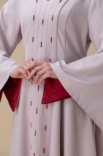 جلابية طويل وردي فاتح مع تطريز ناعم