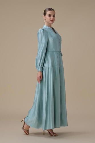 فستان ازرق طويل بتطريز ناعم