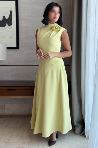 فستان ماكسي ضيق مزين ببروش ورد لون اخضر