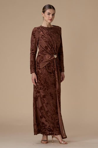 فستان بني طويل بنقوش مخملية