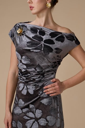 فستان رمادي ميدي مخمل بكتف واحد