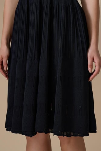 فستان اسود قصير تريكو محبوك