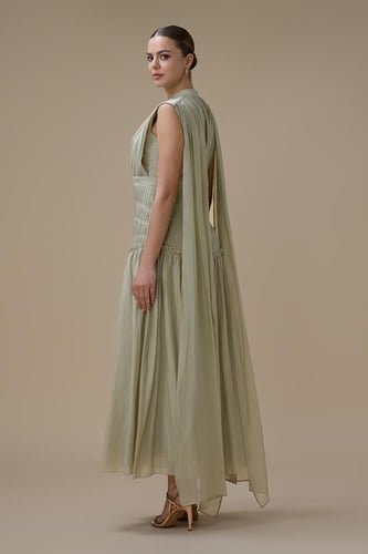 فستان طويل اخضر فاتح بكاب ناعم