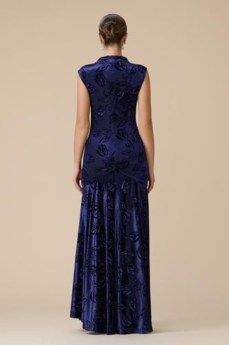 فستان كحلي طويل مخملي بنقوش