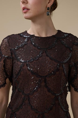 فستان دانتيل بني بتنورة بليسيه أنيقة