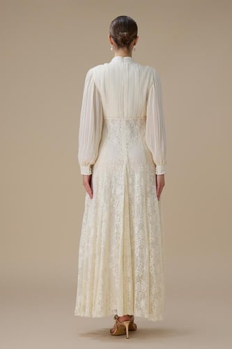 فستان طويل بلون سكري بتفاصيل دانتيل