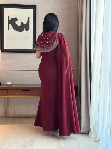 فستان عنابي سهرة ماكسي بياقة مزينة بالفصوص