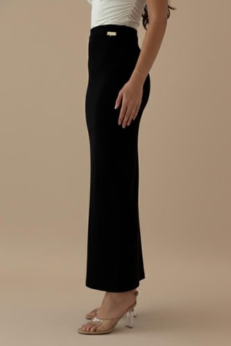 تنورة طويلة بقصة مستقيمة ضيقة لون اسود