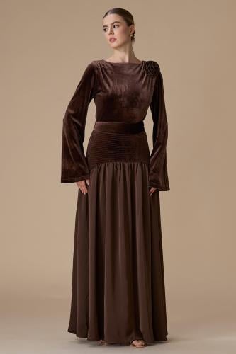 فستان بني طويل بأكمام طويلة