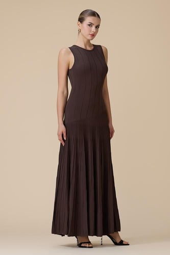 فستان بني طويل محبوك