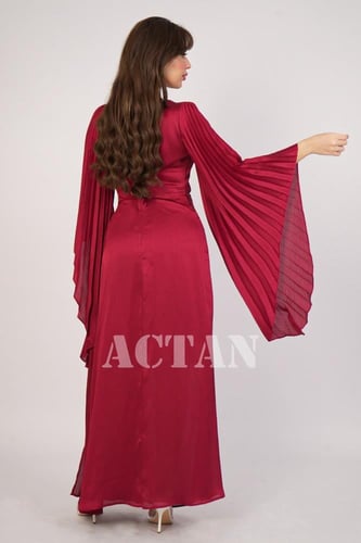 فستان ماكسي بكسرات وطرف جانبي لون عنابي