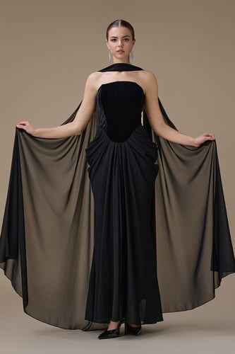 فستان أسود طويل مع شال بتصميم درابيه