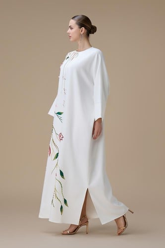 جلابية بيضاء طويلة واسعة بنقشة زهرية