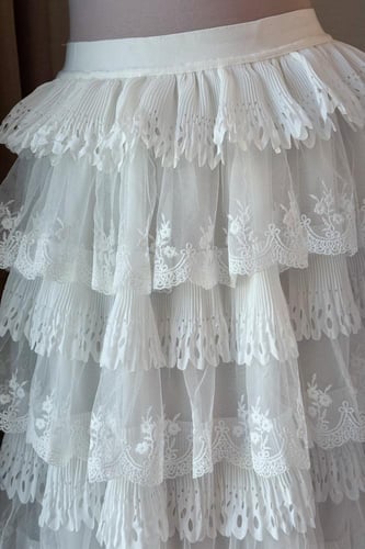 تنورة انيقة بطبقات دانتيللون ابيض