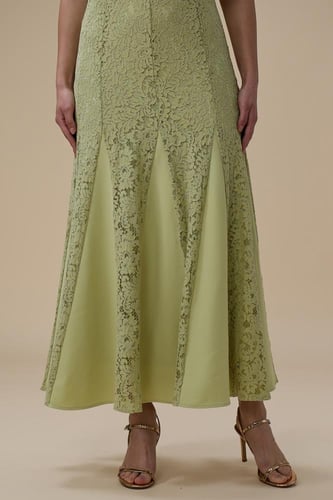 فستان طويل أخضر فاتح دانتيل بياقة هالتلر