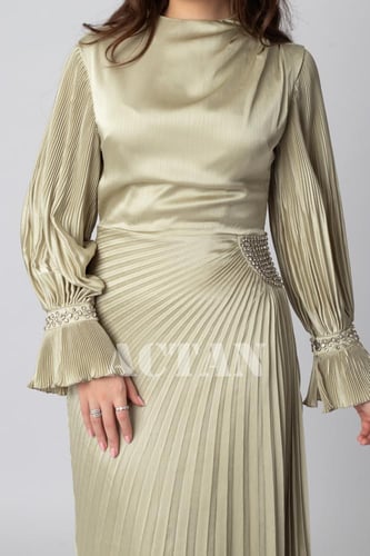 فستان ميدي بكسرات لون اخضر فاتح