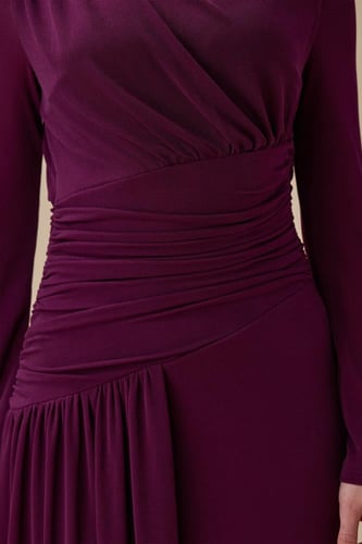 فستان طويل بنفسجي بكسرات جانبية