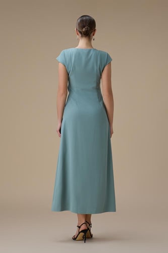 فستان ميدي ازرق مطرز بقصة ملفوفة وفتحة أمامية