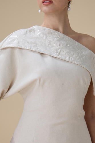 فستان طويل بيج بيليسه بكتف واحد