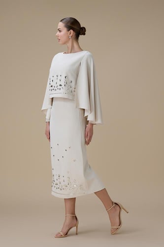 طقم تنورة سكري بتصميم كاب وتطريز كريستالي