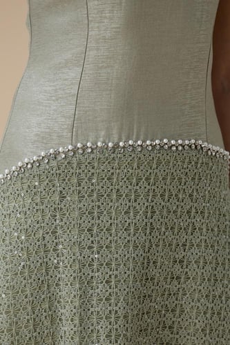 فستان طويل اخضر فاتح مع تطريز لؤلؤ