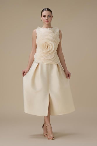 طقم بيج بتصميم وردي ثلاثي الأبعاد وتنورة واسعة