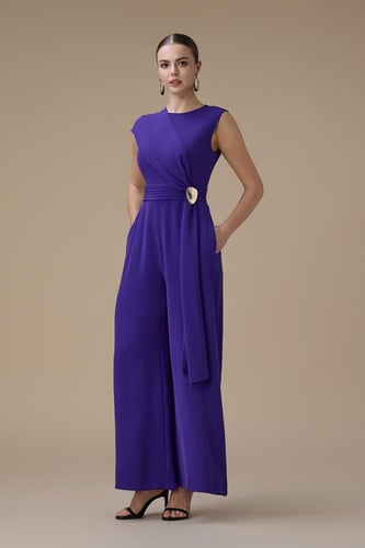 جمبسوت بنفسجي أنيق بقصة واسعة وتفاصيل خصر راقية