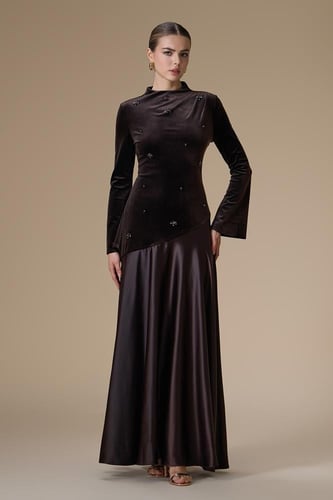 فستان بني طويل بأكمام طويلة