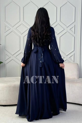 فستان ازرق سهرة طويل مزين بالفصوص