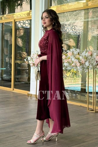 فستان مخملي ميدي بأكمام كيب مزين بالترتر لون عنابي