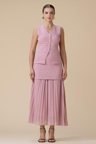 طقم وردي بتنورة طويلة بكسرات