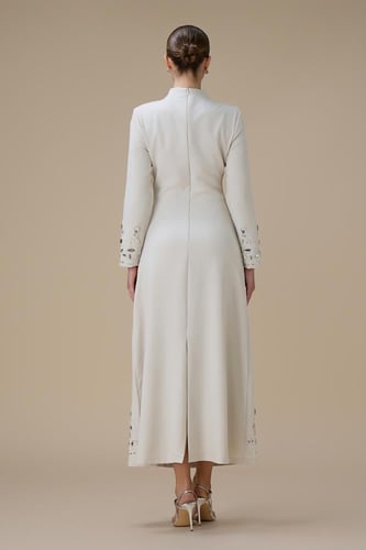 فستان بيج طويل أنيق مطرز بتفاصيل لامعة