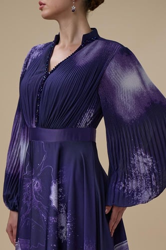 فستان بنفسجي طويل بأكمام طويلة مع حزام محدد للخصر