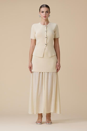 طقم بيج بأزارير ميتاليك بأكمام قصيرة