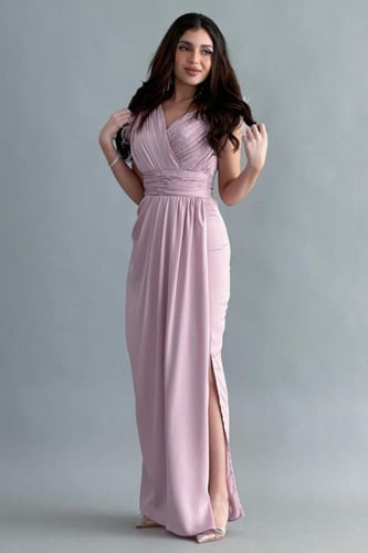 فستان سهره بطيات عالخصر مزين بريش لون بنك