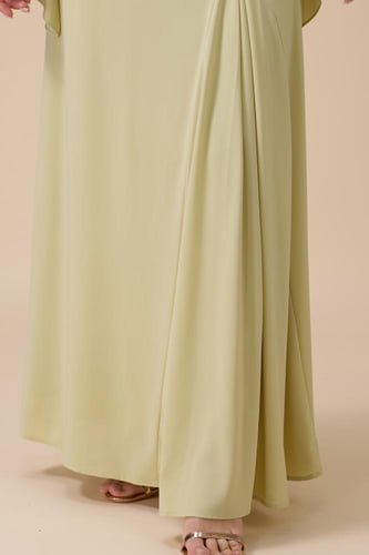 فستان طويل اخضر فاتح بتفصيل زهرة أنيق