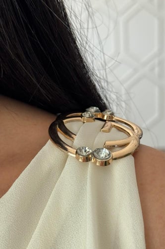 جمبسوت بكتف واحد بوشاح طويل لون سكري