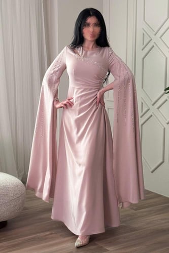 فستان ماكسي كيب بفتحة على الصدر لون وردي