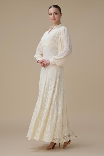 فستان طويل بلون سكري بتفاصيل دانتيل