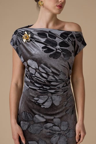 فستان رمادي ميدي مخمل بكتف واحد