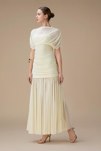 فستان اصفر طويل بتصميم درابيه